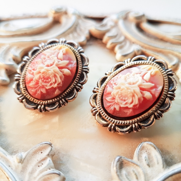 Pretty vintage cameo rose earrings 🌹Tres jolie. - Picture 1 of 4